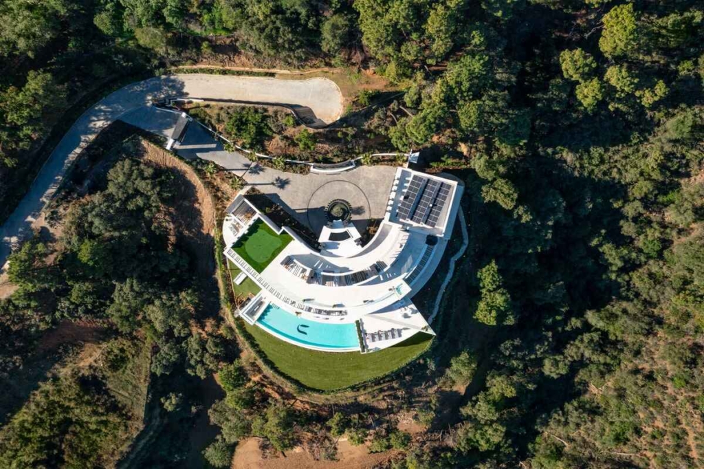 Aerial view of El Unico villa, showcasing its stunning architecture and expansive property from above.