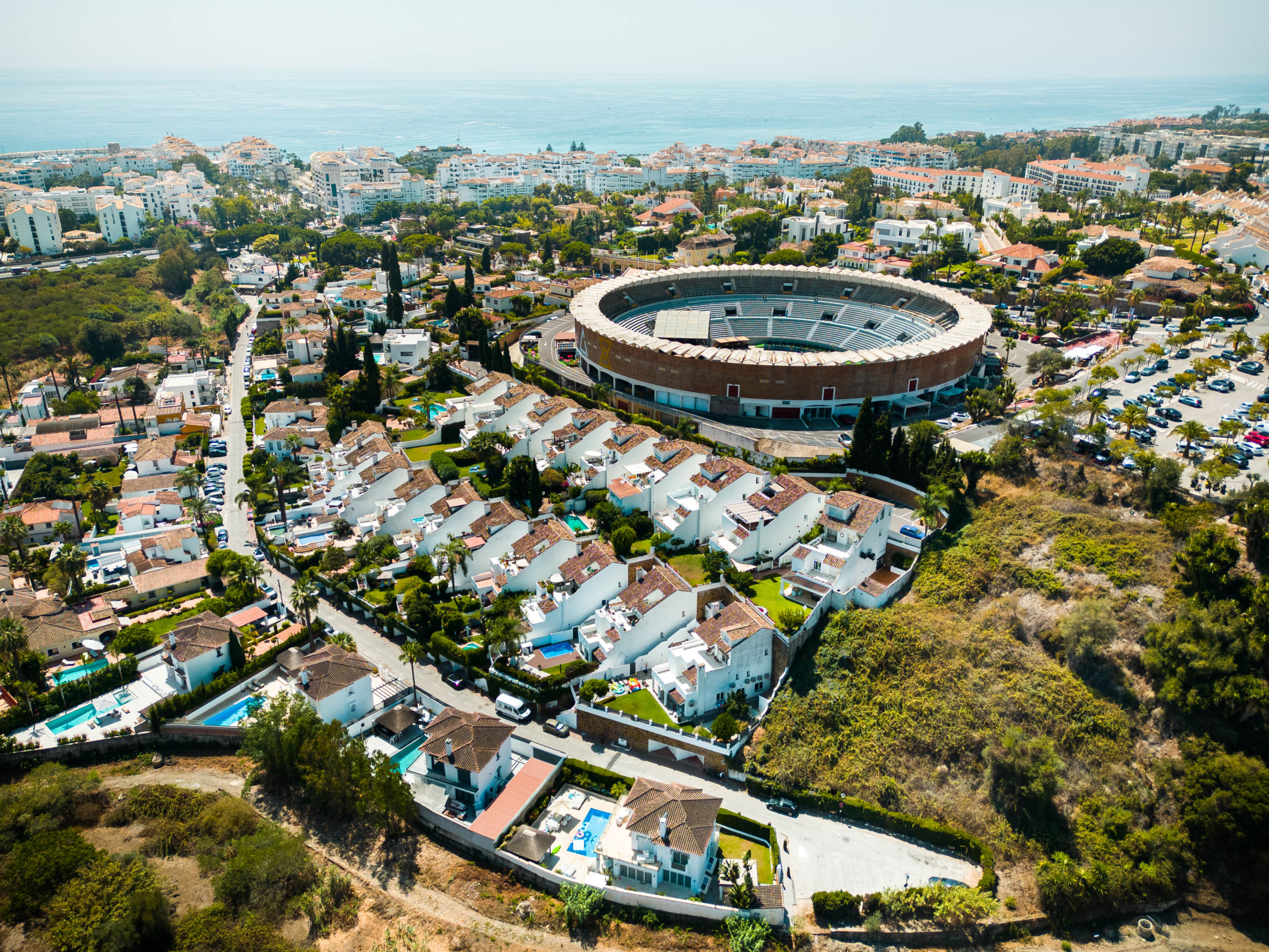 Map of Marbella highlighting key neighbourhoods for villa rentals, including the Golden Mile, Puerto Banús, San Pedro Alcántara, and Elviria.